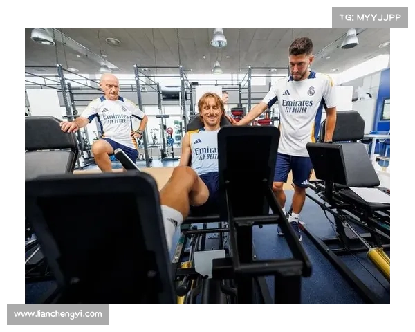 皇马全员抵达训练基地开始体检 力争新赛季全力备战 皇马全员抵达训练基地开始体检 力争新赛季全力备战